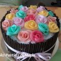 Torta decorata con biscotti e rose