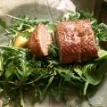 Antipasto di petto d'anatra con rucola e mango