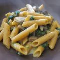 Penne cremose alla curcuma, funghi e spinaci