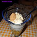Coppa di pesche, gelato e amaretti