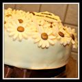 Torta con margherite in fiore
