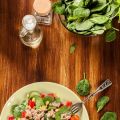 Insalata di spinacini, tonno, mais e peperoni