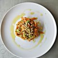 Spaghetti di carote con crema di avocado.