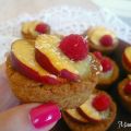 Crostatine di farro alle pesche e lamponi