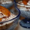 Coppe yogurt e pesche sciroppate