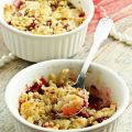 Crumble di fragole, ananas e pinoli