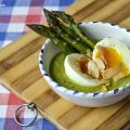 Uovo barzotto su crema di asparagi e mandorle