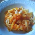 Farfalle con pesto di carote e mandorle