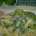Pasta con funghi piselli e salsiccia