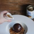 Sfera di cioccolato con gelato e colata di[...]