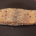 Salmone al forno con sesamo e pepe rosa