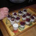 Panna cotta con salsa calda ai frutti di bosco