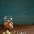 Biscotti alla panna e fiori di sambuco