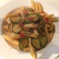 PENNE CON ZUCCHINE - POMODORINI - FIORI DI[...]