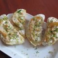 Crostini con pere, robiola e erba cipollina