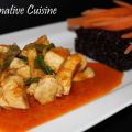 Pollo con pasta di curry rosso e riso venere