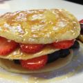 ...pancakes, fragole e susine con miele[...]