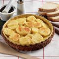 Teglia di patate con salsa all'aglio