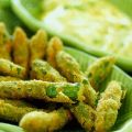 Asparagi impanati e fritti con salsa