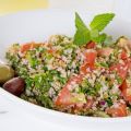 Bulgur con verdure croccanti, feta e tonno.