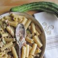 Rigatoni con zucchine, funghi e speck