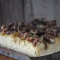 Focaccia alla salamella, fave e cipolle