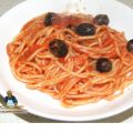 SPAGHETTI PICCANTI ALLE OLIVE E POMODORO