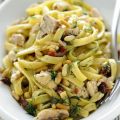 Fettuccine con sgombri e pinoli