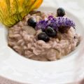 Risotto con funghi porcini e mirtilli in fiore[...]