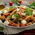Insalata di fusilli con feta e cetrioli