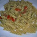 FUSILLI CON PESTO E POMODORINI
