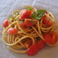 Bucatini con pachino pangrattato tostato e[...]