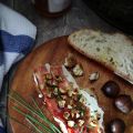 Bruschetta con burrata, speck, erba cipollina,[...]