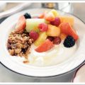 Yogurt fatto in casa con frutta e muesli