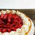 Lemon tart con fragole e meringa
