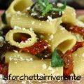 Pasta con crema di melanzane, pomodori secchi e[...]