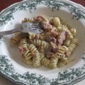Fusilli con crema di zucchine, noci e tonno