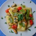 Paccheri con piattoni, cozze e pomodorini