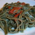 Tagliatelle con alga spirulina ai pomodorini