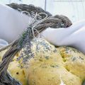 Pane allo zafferano, timo e olive nere