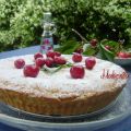 Torta farcita con crema e ciliegie