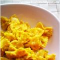 Farfalle con crema di zucca e porri al curry