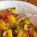 Fusilli allo zafferano con zucchine, pomodori e[...]