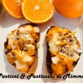 CROSTONI CON ARANCE CARAMELLATE, BRIE E NOCI