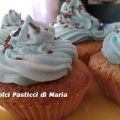 Cupcakes con cioccolato e frosting alla vaniglia