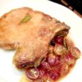 Braciola di maiale ubriaca con uva rosata