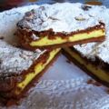 Torta della nonna al cacao con crema pasticcera.