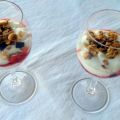 BICCHIERI CON YOGURT E FRUTTI DI BOSCO