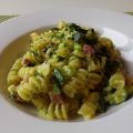 Pasta cremosa con zucchine e pancetta