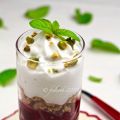 Bicchierino con mousse di yogurt e ciliegie al[...]